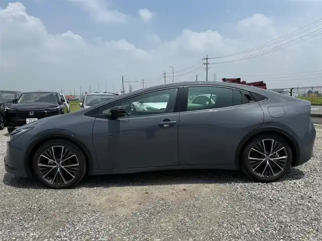 トヨタ プリウス Z 愛知県 2023(令5)年 4.5万km グレー 純正12.3型ディスプレイオーディオ/　(コネクティッドナビ対応)/フルセグTV/パワーバックドア/パノラミックビューモニター/ビルトインETC2.0/レーダークルーズコントロール/クリアランスソナー/セーフティセンス/・プリクラッシュセーフティ/・フロントクロストラフィックアラート/・レーントレーシングアシスト/・ロードサインアシスト/・ドライバー異常時対応システム/・発進遅れ告知機能/・レーンチェンジアシスト/・レーンディパーチャーアラート/・オートマチックハイビーム/ブラインドスポットモニター/トヨタチームメイト/パーキングサポートブレーキ/LEDヘッドランプ/合皮巻きステアリング/ステアリングヒーター/合皮スポーティシート/前席シートヒーター/ベンチレーション/運転席メモリー付パワーシート/純正19インチアルミホイール/スマートエントリー/スタートシステム/禁煙車