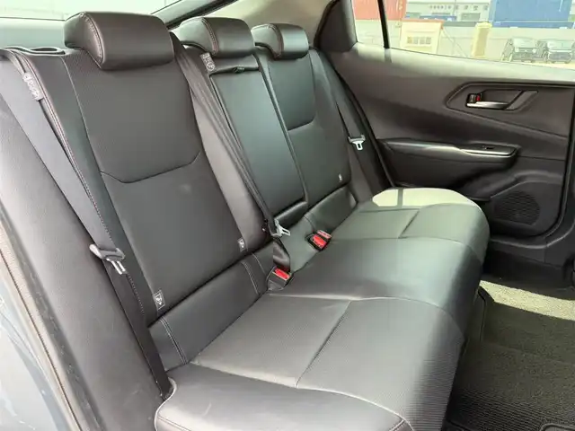 トヨタ プリウス Z 愛知県 2023(令5)年 4.5万km グレー 純正12.3型ディスプレイオーディオ/　(コネクティッドナビ対応)/フルセグTV/パワーバックドア/パノラミックビューモニター/ビルトインETC2.0/レーダークルーズコントロール/クリアランスソナー/セーフティセンス/・プリクラッシュセーフティ/・フロントクロストラフィックアラート/・レーントレーシングアシスト/・ロードサインアシスト/・ドライバー異常時対応システム/・発進遅れ告知機能/・レーンチェンジアシスト/・レーンディパーチャーアラート/・オートマチックハイビーム/ブラインドスポットモニター/トヨタチームメイト/パーキングサポートブレーキ/LEDヘッドランプ/合皮巻きステアリング/ステアリングヒーター/合皮スポーティシート/前席シートヒーター/ベンチレーション/運転席メモリー付パワーシート/純正19インチアルミホイール/スマートエントリー/スタートシステム/禁煙車