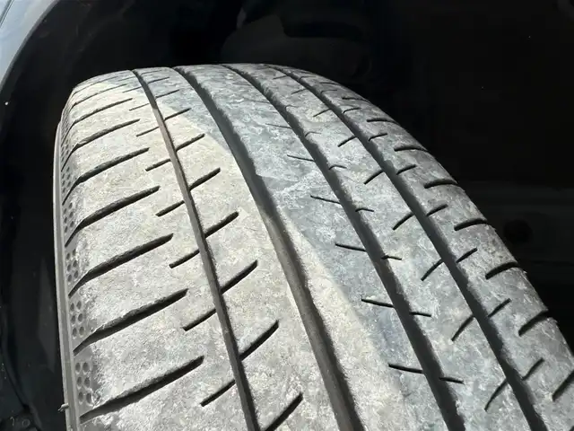 トヨタ プリウス Z 愛知県 2023(令5)年 4.5万km グレー 純正12.3型ディスプレイオーディオ/　(コネクティッドナビ対応)/フルセグTV/パワーバックドア/パノラミックビューモニター/ビルトインETC2.0/レーダークルーズコントロール/クリアランスソナー/セーフティセンス/・プリクラッシュセーフティ/・フロントクロストラフィックアラート/・レーントレーシングアシスト/・ロードサインアシスト/・ドライバー異常時対応システム/・発進遅れ告知機能/・レーンチェンジアシスト/・レーンディパーチャーアラート/・オートマチックハイビーム/ブラインドスポットモニター/トヨタチームメイト/パーキングサポートブレーキ/LEDヘッドランプ/合皮巻きステアリング/ステアリングヒーター/合皮スポーティシート/前席シートヒーター/ベンチレーション/運転席メモリー付パワーシート/純正19インチアルミホイール/スマートエントリー/スタートシステム/禁煙車