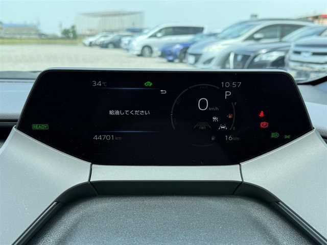 トヨタ プリウス Z 愛知県 2023(令5)年 4.5万km グレー 純正12.3型ディスプレイオーディオ/　(コネクティッドナビ対応)/フルセグTV/パワーバックドア/パノラミックビューモニター/ビルトインETC2.0/レーダークルーズコントロール/クリアランスソナー/セーフティセンス/・プリクラッシュセーフティ/・フロントクロストラフィックアラート/・レーントレーシングアシスト/・ロードサインアシスト/・ドライバー異常時対応システム/・発進遅れ告知機能/・レーンチェンジアシスト/・レーンディパーチャーアラート/・オートマチックハイビーム/ブラインドスポットモニター/トヨタチームメイト/パーキングサポートブレーキ/LEDヘッドランプ/合皮巻きステアリング/ステアリングヒーター/合皮スポーティシート/前席シートヒーター/ベンチレーション/運転席メモリー付パワーシート/純正19インチアルミホイール/スマートエントリー/スタートシステム/禁煙車