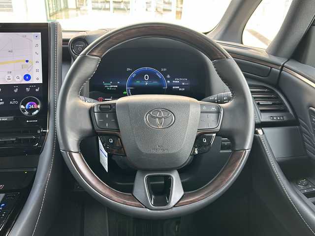 トヨタ アルファードハイブリット Z 愛知県 2023(令5)年 1.8万km プラチナホワイトパールマイカ 登録時走行距離17947キロ/ワンオーナー/純正ナビゲーション/(BT/フルセグTV/)/バックカメラ/全方位モニター/前後ドライブレコーダー/トヨタセーフティー/プリクラッシュセーフティー/レーンディパーチャーアラート/先行車発進告知/ロードサインアシスト/レーダークルーズコントロール/純正デジタルインナーミラー/リヤカメラディテクション/プロアクティブドライビングアシスト/リヤクロストラフィックアラート/ブラインドスポットモニター/パーキングサポートブレーキ/カラーヘッドアップディスプレイ/後席パワーサイドサンシェード/純正ビルドイン2.0ETC/左右独立ムーンルーフ/オットマン/両側パワースライドドア/パワーシート/パワーバックドア/シートヒーター/エアシート/ステアリングヒーター/純正ドアバイザー/純正フロアマット/プッシュスタート/ウィンカーミラー/スペアキー×１/取扱説明書/保証書/整備記録簿