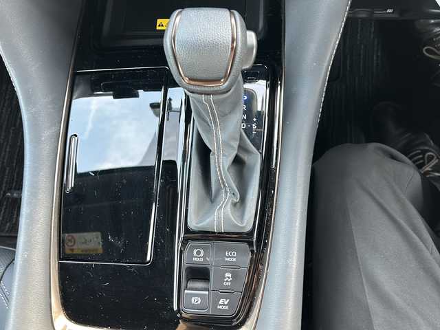トヨタ アルファードハイブリット Z 愛知県 2023(令5)年 1.8万km プラチナホワイトパールマイカ 登録時走行距離17947キロ/ワンオーナー/純正ナビゲーション/(BT/フルセグTV/)/バックカメラ/全方位モニター/前後ドライブレコーダー/トヨタセーフティー/プリクラッシュセーフティー/レーンディパーチャーアラート/先行車発進告知/ロードサインアシスト/レーダークルーズコントロール/純正デジタルインナーミラー/リヤカメラディテクション/プロアクティブドライビングアシスト/リヤクロストラフィックアラート/ブラインドスポットモニター/パーキングサポートブレーキ/カラーヘッドアップディスプレイ/後席パワーサイドサンシェード/純正ビルドイン2.0ETC/左右独立ムーンルーフ/オットマン/両側パワースライドドア/パワーシート/パワーバックドア/シートヒーター/エアシート/ステアリングヒーター/純正ドアバイザー/純正フロアマット/プッシュスタート/ウィンカーミラー/スペアキー×１/取扱説明書/保証書/整備記録簿