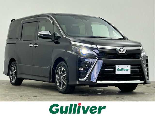 トヨタ ヴォクシー ZS 煌Ⅲ 千葉県 2020(令2)年 4万km ブラック ワンオーナー/禁煙車/両側電動ドア/トヨタセーフティセンス/・プリクラッシュセーフティブレーキ/・クリアランスソナー/・クルーズコントロール/・レーンディパーチャーアラート/純正フリップダウンモニター/純正10インチメモリナビ/・型番：NSZN－Z68T/・CD/DVD/Bluetooth/フルセグTV/・純正フリップダウンモニター/・バックカメラ/・ビルトイン2.0ETC/革巻きステアリング/・ステアリングスイッチ/MT付きAT/左右独立エアコン/純正フロアマット/純正16インチAW/純正ドアバイザー/オートライト/・オートマチックハイビーム/・LEDヘッドライト/・LEDフォグランプ