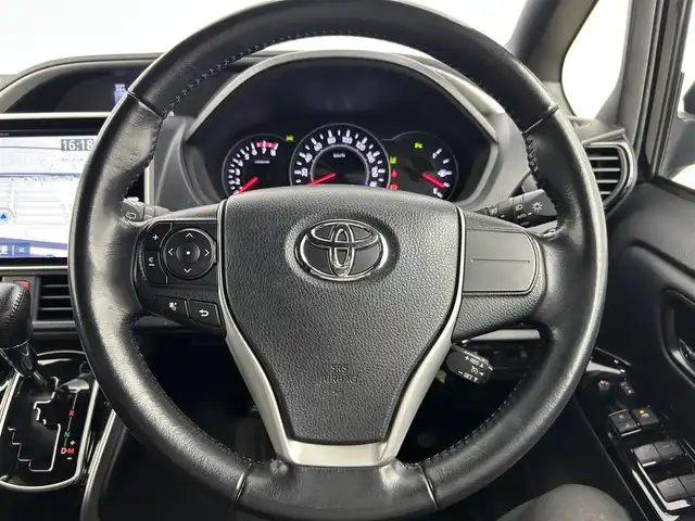 トヨタ ヴォクシー ZS 煌Ⅲ 千葉県 2020(令2)年 4万km ブラック ワンオーナー/禁煙車/両側電動ドア/トヨタセーフティセンス/・プリクラッシュセーフティブレーキ/・クリアランスソナー/・クルーズコントロール/・レーンディパーチャーアラート/純正フリップダウンモニター/純正10インチメモリナビ/・型番：NSZN－Z68T/・CD/DVD/Bluetooth/フルセグTV/・純正フリップダウンモニター/・バックカメラ/・ビルトイン2.0ETC/革巻きステアリング/・ステアリングスイッチ/MT付きAT/左右独立エアコン/純正フロアマット/純正16インチAW/純正ドアバイザー/オートライト/・オートマチックハイビーム/・LEDヘッドライト/・LEDフォグランプ