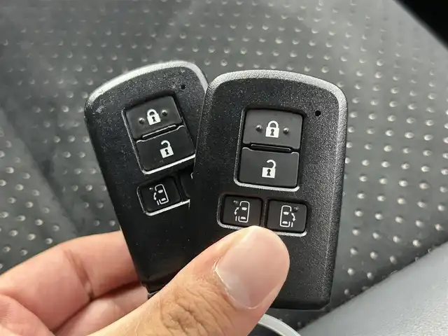 トヨタ ヴォクシー ZS 煌Ⅲ 千葉県 2020(令2)年 4万km ブラック ワンオーナー/禁煙車/両側電動ドア/トヨタセーフティセンス/・プリクラッシュセーフティブレーキ/・クリアランスソナー/・クルーズコントロール/・レーンディパーチャーアラート/純正フリップダウンモニター/純正10インチメモリナビ/・型番：NSZN－Z68T/・CD/DVD/Bluetooth/フルセグTV/・純正フリップダウンモニター/・バックカメラ/・ビルトイン2.0ETC/革巻きステアリング/・ステアリングスイッチ/MT付きAT/左右独立エアコン/純正フロアマット/純正16インチAW/純正ドアバイザー/オートライト/・オートマチックハイビーム/・LEDヘッドライト/・LEDフォグランプ