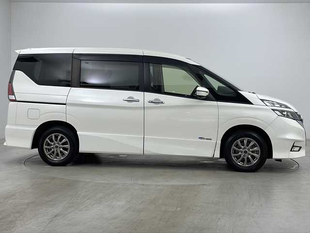 日産 セレナ ハイウェイスター Vセレクション 道央・札幌 2017(平29)年 5.6万km ブリリアントホワイトパール ・４WD/・寒冷地仕様/・純正ナビ(CD&DVD&SD&BT&USB&フルセグ&AVX)/・全方位モニター/・両側パワースライドドア/・衝突軽減ブレーキ/・レーンキープアシスト/・クルーズコントロール/・TVキャンセラー/・ステアリングスイッチ/・ハンズフリースライドドア/・パーキングアシスト/・純正フリップダウンモニター/・バック&フロント&サイドカメラ/・純正ドラレコ/・ドアミラーヒーター/・LEDヘッドライト/・ハロゲンフォグライト