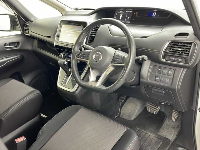 日産 セレナ ハイウェイスター Vセレクション 道央・札幌 2017(平29)年 5.6万km ブリリアントホワイトパール ・４WD/・寒冷地仕様/・純正ナビ(CD&DVD&SD&BT&USB&フルセグ&AVX)/・全方位モニター/・両側パワースライドドア/・衝突軽減ブレーキ/・レーンキープアシスト/・クルーズコントロール/・TVキャンセラー/・ステアリングスイッチ/・ハンズフリースライドドア/・パーキングアシスト/・純正フリップダウンモニター/・バック&フロント&サイドカメラ/・純正ドラレコ/・ドアミラーヒーター/・LEDヘッドライト/・ハロゲンフォグライト