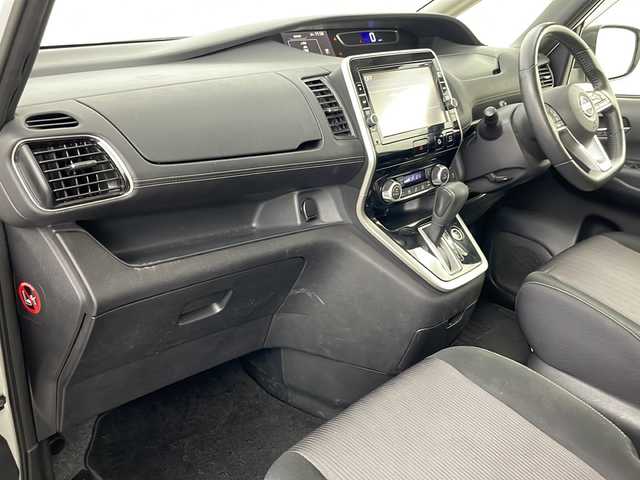 日産 セレナ ハイウェイスター Vセレクション 道央・札幌 2017(平29)年 5.6万km ブリリアントホワイトパール ・４WD/・寒冷地仕様/・純正ナビ(CD&DVD&SD&BT&USB&フルセグ&AVX)/・全方位モニター/・両側パワースライドドア/・衝突軽減ブレーキ/・レーンキープアシスト/・クルーズコントロール/・TVキャンセラー/・ステアリングスイッチ/・ハンズフリースライドドア/・パーキングアシスト/・純正フリップダウンモニター/・バック&フロント&サイドカメラ/・純正ドラレコ/・ドアミラーヒーター/・LEDヘッドライト/・ハロゲンフォグライト