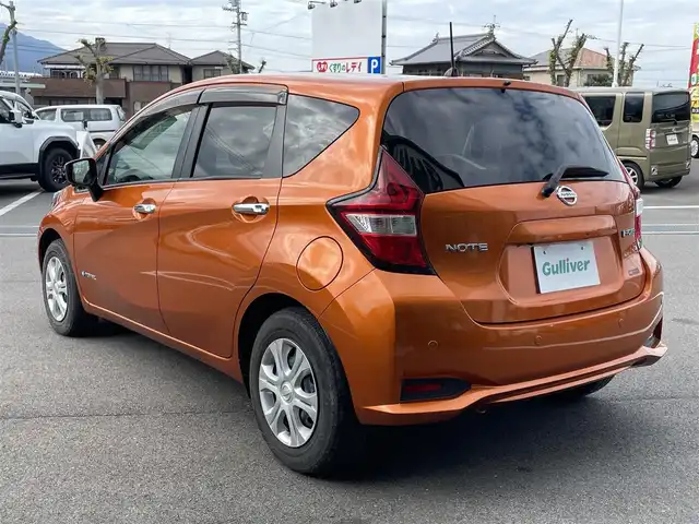 日産 ノート e－パワー X 愛媛県 2016(平28)年 3.9万km プレミアムコロナオレンジ 純正7型ナビ(フルセグTV/BT)/全周囲カメラ/インテリジェントルームミラー/ドライブレコーダー/クリアランスソナー/衝突被害軽減装置/車線逸脱防止装置/ステアリングリモコン/純正ドアバイザー/純正フロアマット/LEDヘッドライト/シガーソケット/スペアキー1本/現状サマー(鉄)(185/70/R14)/BRIDGESTONE EcoPia/禁煙車