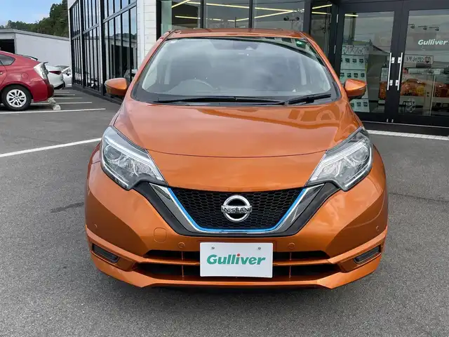 日産 ノート e－パワー X 愛媛県 2016(平28)年 3.9万km プレミアムコロナオレンジ 純正7型ナビ(フルセグTV/BT)/全周囲カメラ/インテリジェントルームミラー/ドライブレコーダー/クリアランスソナー/衝突被害軽減装置/車線逸脱防止装置/ステアリングリモコン/純正ドアバイザー/純正フロアマット/LEDヘッドライト/シガーソケット/スペアキー1本/現状サマー(鉄)(185/70/R14)/BRIDGESTONE EcoPia/禁煙車