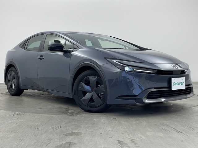 トヨタ プリウス U 兵庫県 2024(令6)年 1万km グレー ・純正8インチディスプレイオーディオ/・Bluetooth/USB/フルセグテレビ/・バックカメラ/・ビルドインETC2.0/・レーダークルーズコントロール/・プリクラッシュセーフティ/・レーンキープアシスト/・オートマチックハイビーム/・セーフティーセンス/・前後ドライブレコーダー/・純正フロアマット/・純正17インチアルミホイール/・横滑り防止装置/・前後コーナーセンサー/・盗難防止装置/・オートライト/・LEDヘッドライト/・W＋サイドエアバッグ/・カーテンエアバッグ/・革巻きステアリング/・ステアリングスイッチ/・AACエアコン/・100V充電/・スマートキー/・電動パーキングブレーキ/・オートブレーキホールド/・色番号1M2