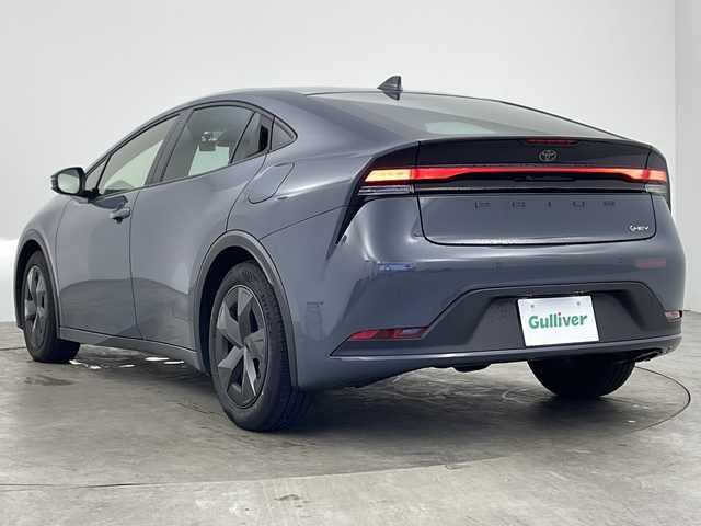 トヨタ プリウス U 兵庫県 2024(令6)年 1万km グレー ・純正8インチディスプレイオーディオ/・Bluetooth/USB/フルセグテレビ/・バックカメラ/・ビルドインETC2.0/・レーダークルーズコントロール/・プリクラッシュセーフティ/・レーンキープアシスト/・オートマチックハイビーム/・セーフティーセンス/・前後ドライブレコーダー/・純正フロアマット/・純正17インチアルミホイール/・横滑り防止装置/・前後コーナーセンサー/・盗難防止装置/・オートライト/・LEDヘッドライト/・W＋サイドエアバッグ/・カーテンエアバッグ/・革巻きステアリング/・ステアリングスイッチ/・AACエアコン/・100V充電/・スマートキー/・電動パーキングブレーキ/・オートブレーキホールド/・色番号1M2