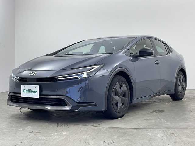 トヨタ プリウス U 兵庫県 2024(令6)年 1万km グレー ・純正8インチディスプレイオーディオ/・Bluetooth/USB/フルセグテレビ/・バックカメラ/・ビルドインETC2.0/・レーダークルーズコントロール/・プリクラッシュセーフティ/・レーンキープアシスト/・オートマチックハイビーム/・セーフティーセンス/・前後ドライブレコーダー/・純正フロアマット/・純正17インチアルミホイール/・横滑り防止装置/・前後コーナーセンサー/・盗難防止装置/・オートライト/・LEDヘッドライト/・W＋サイドエアバッグ/・カーテンエアバッグ/・革巻きステアリング/・ステアリングスイッチ/・AACエアコン/・100V充電/・スマートキー/・電動パーキングブレーキ/・オートブレーキホールド/・色番号1M2