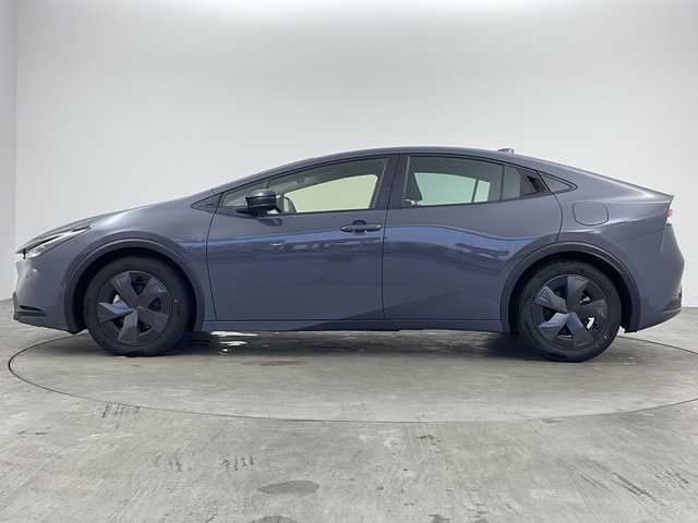 トヨタ プリウス U 兵庫県 2024(令6)年 1万km グレー ・純正8インチディスプレイオーディオ/・Bluetooth/USB/フルセグテレビ/・バックカメラ/・ビルドインETC2.0/・レーダークルーズコントロール/・プリクラッシュセーフティ/・レーンキープアシスト/・オートマチックハイビーム/・セーフティーセンス/・前後ドライブレコーダー/・純正フロアマット/・純正17インチアルミホイール/・横滑り防止装置/・前後コーナーセンサー/・盗難防止装置/・オートライト/・LEDヘッドライト/・W＋サイドエアバッグ/・カーテンエアバッグ/・革巻きステアリング/・ステアリングスイッチ/・AACエアコン/・100V充電/・スマートキー/・電動パーキングブレーキ/・オートブレーキホールド/・色番号1M2