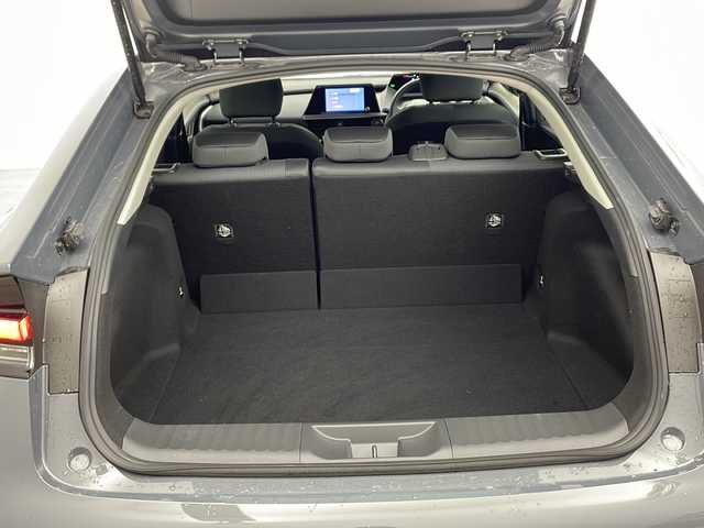 トヨタ プリウス U 兵庫県 2024(令6)年 1万km グレー ・純正8インチディスプレイオーディオ/・Bluetooth/USB/フルセグテレビ/・バックカメラ/・ビルドインETC2.0/・レーダークルーズコントロール/・プリクラッシュセーフティ/・レーンキープアシスト/・オートマチックハイビーム/・セーフティーセンス/・前後ドライブレコーダー/・純正フロアマット/・純正17インチアルミホイール/・横滑り防止装置/・前後コーナーセンサー/・盗難防止装置/・オートライト/・LEDヘッドライト/・W＋サイドエアバッグ/・カーテンエアバッグ/・革巻きステアリング/・ステアリングスイッチ/・AACエアコン/・100V充電/・スマートキー/・電動パーキングブレーキ/・オートブレーキホールド/・色番号1M2