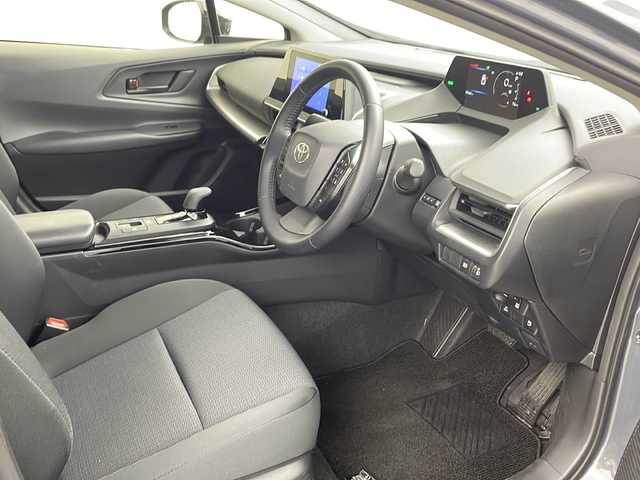 トヨタ プリウス U 兵庫県 2024(令6)年 1万km グレー ・純正8インチディスプレイオーディオ/・Bluetooth/USB/フルセグテレビ/・バックカメラ/・ビルドインETC2.0/・レーダークルーズコントロール/・プリクラッシュセーフティ/・レーンキープアシスト/・オートマチックハイビーム/・セーフティーセンス/・前後ドライブレコーダー/・純正フロアマット/・純正17インチアルミホイール/・横滑り防止装置/・前後コーナーセンサー/・盗難防止装置/・オートライト/・LEDヘッドライト/・W＋サイドエアバッグ/・カーテンエアバッグ/・革巻きステアリング/・ステアリングスイッチ/・AACエアコン/・100V充電/・スマートキー/・電動パーキングブレーキ/・オートブレーキホールド/・色番号1M2
