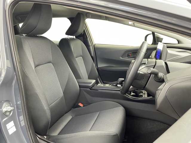 トヨタ プリウス U 兵庫県 2024(令6)年 1万km グレー ・純正8インチディスプレイオーディオ/・Bluetooth/USB/フルセグテレビ/・バックカメラ/・ビルドインETC2.0/・レーダークルーズコントロール/・プリクラッシュセーフティ/・レーンキープアシスト/・オートマチックハイビーム/・セーフティーセンス/・前後ドライブレコーダー/・純正フロアマット/・純正17インチアルミホイール/・横滑り防止装置/・前後コーナーセンサー/・盗難防止装置/・オートライト/・LEDヘッドライト/・W＋サイドエアバッグ/・カーテンエアバッグ/・革巻きステアリング/・ステアリングスイッチ/・AACエアコン/・100V充電/・スマートキー/・電動パーキングブレーキ/・オートブレーキホールド/・色番号1M2