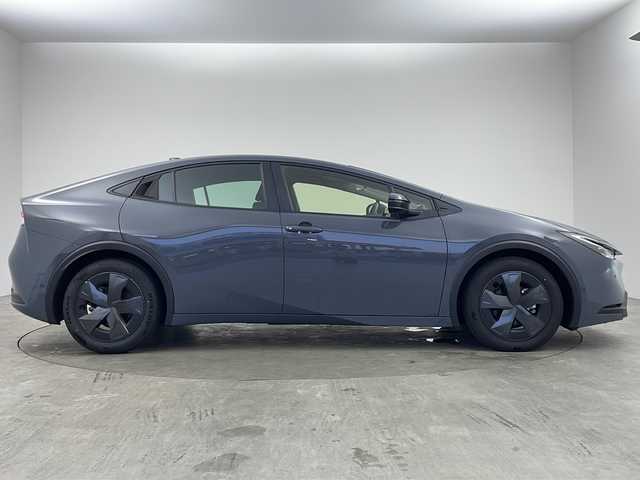 トヨタ プリウス U 兵庫県 2024(令6)年 1万km グレー ・純正8インチディスプレイオーディオ/・Bluetooth/USB/フルセグテレビ/・バックカメラ/・ビルドインETC2.0/・レーダークルーズコントロール/・プリクラッシュセーフティ/・レーンキープアシスト/・オートマチックハイビーム/・セーフティーセンス/・前後ドライブレコーダー/・純正フロアマット/・純正17インチアルミホイール/・横滑り防止装置/・前後コーナーセンサー/・盗難防止装置/・オートライト/・LEDヘッドライト/・W＋サイドエアバッグ/・カーテンエアバッグ/・革巻きステアリング/・ステアリングスイッチ/・AACエアコン/・100V充電/・スマートキー/・電動パーキングブレーキ/・オートブレーキホールド/・色番号1M2