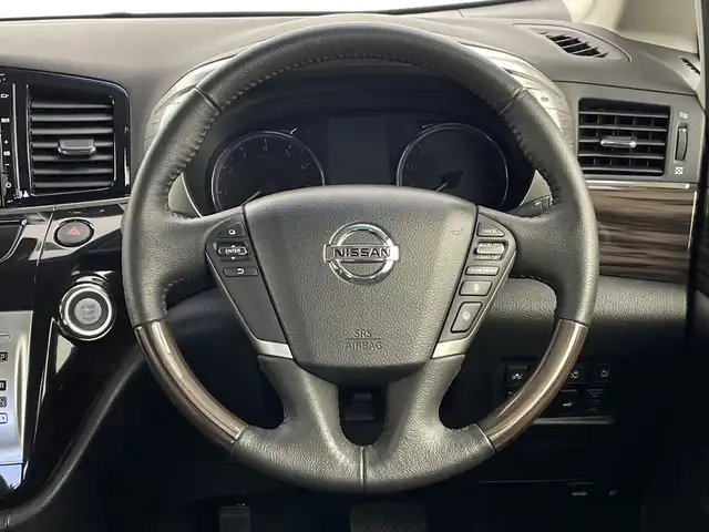日産 エルグランド 250HWS S アーバンクロム 新潟県 2020(令2)年 6.9万km ブリリアントホワイトパール 純正ディーラーOPナビ（型式：MM519D-L）/・CD/DVD/Bluetooth/フルセグ/バックモニター/衝突被害軽減システム/レーダークルーズコントロ―ル/レーンキープアシスト/ドライブレコーダー/サンルーフ/両側パワースライドドア/3列シート/ハーフレザーシート/オットマン/電動リアゲート/純正フロアマット/ウォークスルー/純正LEDヘッドライト/オートライト/純正18インチAW夏タイヤ/ABS/横滑り防止機能/前後コーナーセンサー/盗難防止装置