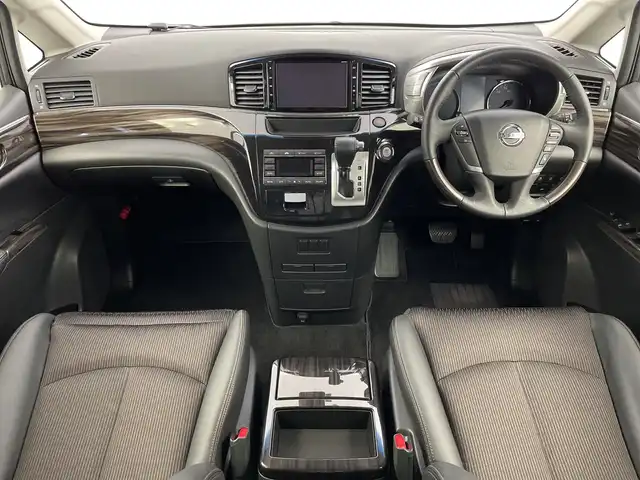 日産 エルグランド 250HWS S アーバンクロム 新潟県 2020(令2)年 6.9万km ブリリアントホワイトパール 純正ディーラーOPナビ（型式：MM519D-L）/・CD/DVD/Bluetooth/フルセグ/バックモニター/衝突被害軽減システム/レーダークルーズコントロ―ル/レーンキープアシスト/ドライブレコーダー/サンルーフ/両側パワースライドドア/3列シート/ハーフレザーシート/オットマン/電動リアゲート/純正フロアマット/ウォークスルー/純正LEDヘッドライト/オートライト/純正18インチAW夏タイヤ/ABS/横滑り防止機能/前後コーナーセンサー/盗難防止装置