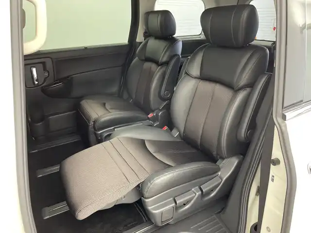 日産 エルグランド 250HWS S アーバンクロム 新潟県 2020(令2)年 6.9万km ブリリアントホワイトパール 純正ディーラーOPナビ（型式：MM519D-L）/・CD/DVD/Bluetooth/フルセグ/バックモニター/衝突被害軽減システム/レーダークルーズコントロ―ル/レーンキープアシスト/ドライブレコーダー/サンルーフ/両側パワースライドドア/3列シート/ハーフレザーシート/オットマン/電動リアゲート/純正フロアマット/ウォークスルー/純正LEDヘッドライト/オートライト/純正18インチAW夏タイヤ/ABS/横滑り防止機能/前後コーナーセンサー/盗難防止装置