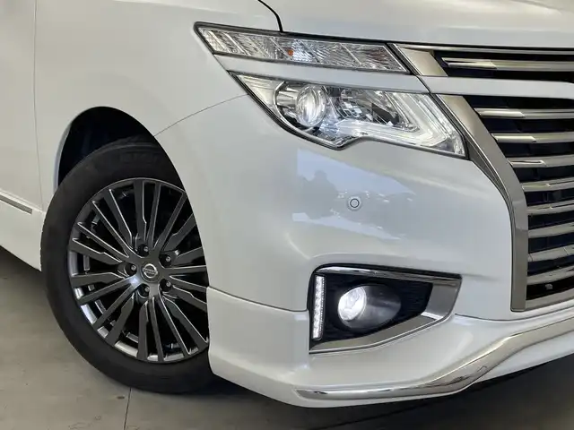 日産 エルグランド 250HWS S アーバンクロム 新潟県 2020(令2)年 6.9万km ブリリアントホワイトパール 純正ディーラーOPナビ（型式：MM519D-L）/・CD/DVD/Bluetooth/フルセグ/バックモニター/衝突被害軽減システム/レーダークルーズコントロ―ル/レーンキープアシスト/ドライブレコーダー/サンルーフ/両側パワースライドドア/3列シート/ハーフレザーシート/オットマン/電動リアゲート/純正フロアマット/ウォークスルー/純正LEDヘッドライト/オートライト/純正18インチAW夏タイヤ/ABS/横滑り防止機能/前後コーナーセンサー/盗難防止装置