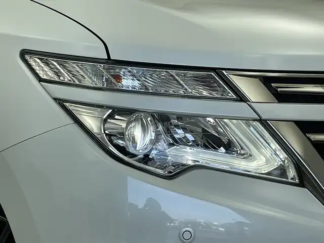日産 エルグランド 250HWS S アーバンクロム 新潟県 2020(令2)年 6.9万km ブリリアントホワイトパール 純正ディーラーOPナビ（型式：MM519D-L）/・CD/DVD/Bluetooth/フルセグ/バックモニター/衝突被害軽減システム/レーダークルーズコントロ―ル/レーンキープアシスト/ドライブレコーダー/サンルーフ/両側パワースライドドア/3列シート/ハーフレザーシート/オットマン/電動リアゲート/純正フロアマット/ウォークスルー/純正LEDヘッドライト/オートライト/純正18インチAW夏タイヤ/ABS/横滑り防止機能/前後コーナーセンサー/盗難防止装置