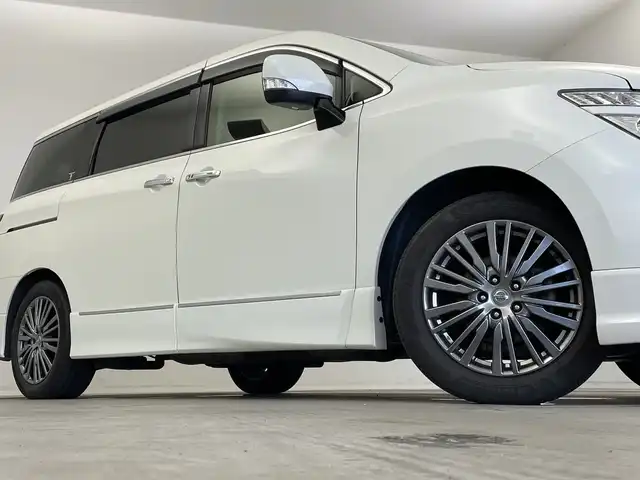 日産 エルグランド 250HWS S アーバンクロム 新潟県 2020(令2)年 6.9万km ブリリアントホワイトパール 純正ディーラーOPナビ（型式：MM519D-L）/・CD/DVD/Bluetooth/フルセグ/バックモニター/衝突被害軽減システム/レーダークルーズコントロ―ル/レーンキープアシスト/ドライブレコーダー/サンルーフ/両側パワースライドドア/3列シート/ハーフレザーシート/オットマン/電動リアゲート/純正フロアマット/ウォークスルー/純正LEDヘッドライト/オートライト/純正18インチAW夏タイヤ/ABS/横滑り防止機能/前後コーナーセンサー/盗難防止装置