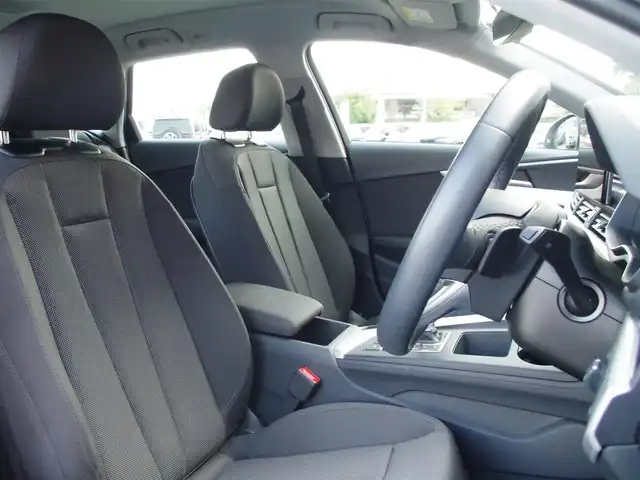 アウディ Ａ４ 35TFSI アドバンスド 埼玉県 2022(令4)年 1.4万km 白 アダプティブクルーズコントロール/バーチャルコックピット/マトリクスLED/CarPlay/Android Auto/パークセンサー/ブラインドスポットモニター/全周囲カメラ/純正ナビ/ETC/ドラレコ/フルセグTV/前席シートヒーター