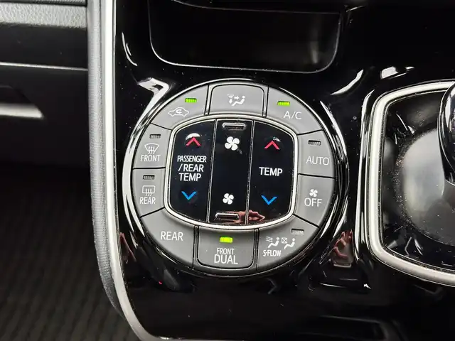 トヨタ ヴォクシー ハイブリッド ZS 煌Ⅲ 宮城県 2020(令2)年 5.8万km ブラック モデリスタエアロ（F/S/R）/マフラーカッター/セーフティセンス/・プリクラッシュセーフティ/・レーンディパーチャーアラート/・オートマチックハイビーム/・先行車発進告知機能/インテリジェントクリアランスソナー/純正10インチナビ（NSZN-Z68T）/・CD/DVD/・Bluetooth/・フルセグTV/・SD音楽録音機能/バックカメラ/ビルトインETC/ドライブレコーダー/両側パワースライドドア/ハーフレザーシート/シートヒーター/革巻きステアリング/クルーズコントロール/ステアリングスイッチ/LEDヘッドライト/フォグランプ/オートライト/スマートキー＆プッシュスタート/電動格納ミラー/純正16インチAW/フロアマット/Wエアバッグ