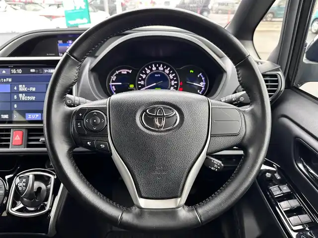 トヨタ ヴォクシー ハイブリッド ZS 煌Ⅲ 宮城県 2020(令2)年 5.8万km ブラック モデリスタエアロ（F/S/R）/マフラーカッター/セーフティセンス/・プリクラッシュセーフティ/・レーンディパーチャーアラート/・オートマチックハイビーム/・先行車発進告知機能/インテリジェントクリアランスソナー/純正10インチナビ（NSZN-Z68T）/・CD/DVD/・Bluetooth/・フルセグTV/・SD音楽録音機能/バックカメラ/ビルトインETC/ドライブレコーダー/両側パワースライドドア/ハーフレザーシート/シートヒーター/革巻きステアリング/クルーズコントロール/ステアリングスイッチ/LEDヘッドライト/フォグランプ/オートライト/スマートキー＆プッシュスタート/電動格納ミラー/純正16インチAW/フロアマット/Wエアバッグ