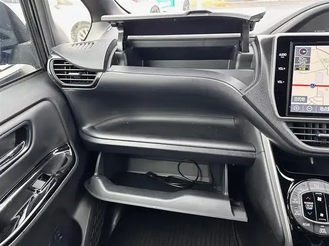 トヨタ ヴォクシー ハイブリッド ZS 煌Ⅲ 宮城県 2020(令2)年 5.8万km ブラック モデリスタエアロ（F/S/R）/マフラーカッター/セーフティセンス/・プリクラッシュセーフティ/・レーンディパーチャーアラート/・オートマチックハイビーム/・先行車発進告知機能/インテリジェントクリアランスソナー/純正10インチナビ（NSZN-Z68T）/・CD/DVD/・Bluetooth/・フルセグTV/・SD音楽録音機能/バックカメラ/ビルトインETC/ドライブレコーダー/両側パワースライドドア/ハーフレザーシート/シートヒーター/革巻きステアリング/クルーズコントロール/ステアリングスイッチ/LEDヘッドライト/フォグランプ/オートライト/スマートキー＆プッシュスタート/電動格納ミラー/純正16インチAW/フロアマット/Wエアバッグ