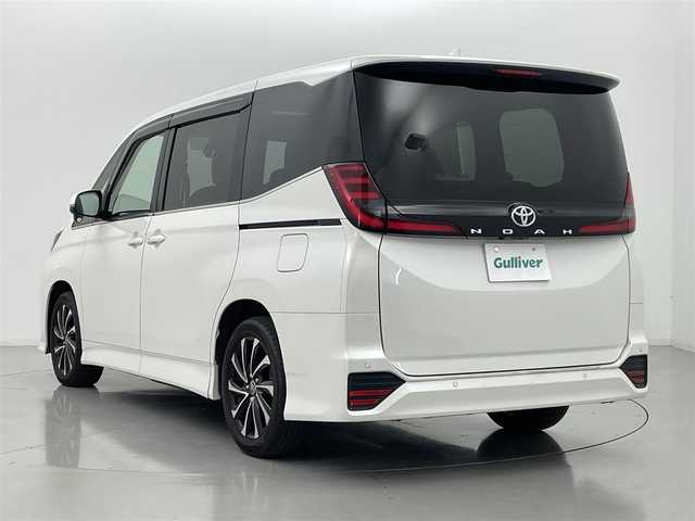 トヨタ ノア S－Z 熊本県 2022(令4)年 4.4万km ホワイトパールクリスタルシャイン 純正10.5インチディスプレイオーディオ（CD・DVD・フルセグ・BT・USB・HDMI）　/バックカメラ　/ビルトインETC2.0　/純正14型フリップダウンモニター　/トヨタセーフティセンス/・レーダークルーズコントロール/・レーンキープアシスト/・ロードサインアシスト/・駐車時支援パーキングサポートシステム/・先行車発進お知らせ機能/・レーンディパーチャーアラート/・オートマチックハイビーム/・プリクラッシュセーフティ/横滑り防止/前後クリアランスソナー/両側パワースライドドア/前席シートヒーター/ハーフレザーシート/電動パーキングサポート/ブレーキホールド/社外フロアマット/純正17インチAW/オートライト/LEDヘッドライト/フォグランプ/スマートキー/プッシュスタート/スペアキー1本/保証書/取扱説明書