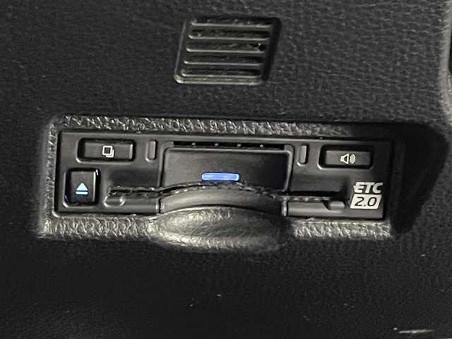 トヨタ ノア S－Z 熊本県 2022(令4)年 4.4万km ホワイトパールクリスタルシャイン 純正10.5インチディスプレイオーディオ（CD・DVD・フルセグ・BT・USB・HDMI）　/バックカメラ　/ビルトインETC2.0　/純正14型フリップダウンモニター　/トヨタセーフティセンス/・レーダークルーズコントロール/・レーンキープアシスト/・ロードサインアシスト/・駐車時支援パーキングサポートシステム/・先行車発進お知らせ機能/・レーンディパーチャーアラート/・オートマチックハイビーム/・プリクラッシュセーフティ/横滑り防止/前後クリアランスソナー/両側パワースライドドア/前席シートヒーター/ハーフレザーシート/電動パーキングサポート/ブレーキホールド/社外フロアマット/純正17インチAW/オートライト/LEDヘッドライト/フォグランプ/スマートキー/プッシュスタート/スペアキー1本/保証書/取扱説明書