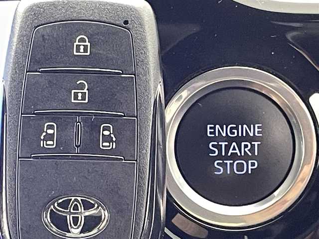 トヨタ ノア S－Z 熊本県 2022(令4)年 4.4万km ホワイトパールクリスタルシャイン 純正10.5インチディスプレイオーディオ（CD・DVD・フルセグ・BT・USB・HDMI）　/バックカメラ　/ビルトインETC2.0　/純正14型フリップダウンモニター　/トヨタセーフティセンス/・レーダークルーズコントロール/・レーンキープアシスト/・ロードサインアシスト/・駐車時支援パーキングサポートシステム/・先行車発進お知らせ機能/・レーンディパーチャーアラート/・オートマチックハイビーム/・プリクラッシュセーフティ/横滑り防止/前後クリアランスソナー/両側パワースライドドア/前席シートヒーター/ハーフレザーシート/電動パーキングサポート/ブレーキホールド/社外フロアマット/純正17インチAW/オートライト/LEDヘッドライト/フォグランプ/スマートキー/プッシュスタート/スペアキー1本/保証書/取扱説明書