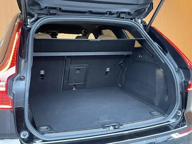 ボルボ ＸＣ６０ D4 AWD インスクリプション 愛知県 2020(令2)年 5.9万km オニキスブラックP 純正ナビ/フルセグTV/360度カメラ/茶革シート/シートヒーター/シートベンチレーション/ステアリングヒーター/harman/kardonサウンド/ヘッドアップディスプレイ/ACC レーンキープ/BSM/パワーバックドア/純正19AW