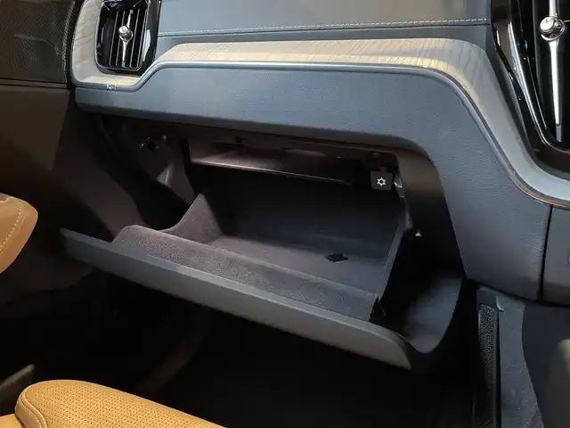 ボルボ ＸＣ６０ D4 AWD インスクリプション 愛知県 2020(令2)年 5.9万km オニキスブラックP 純正ナビ/フルセグTV/360度カメラ/茶革シート/シートヒーター/シートベンチレーション/ステアリングヒーター/harman/kardonサウンド/ヘッドアップディスプレイ/ACC レーンキープ/BSM/パワーバックドア/純正19AW