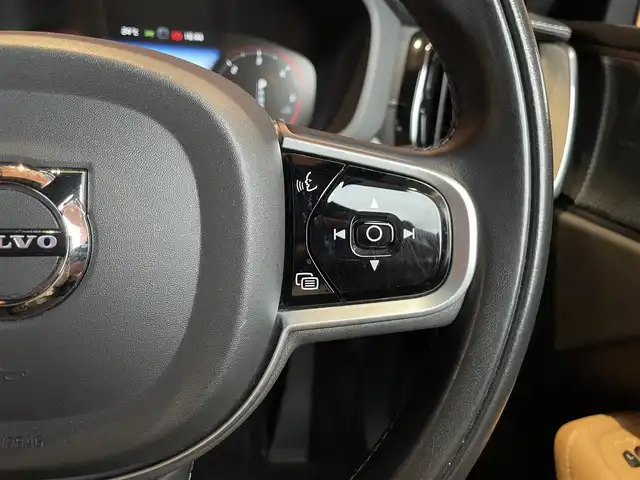 ボルボ ＸＣ６０ D4 AWD インスクリプション 愛知県 2020(令2)年 5.9万km オニキスブラックP 純正ナビ/フルセグTV/360度カメラ/茶革シート/シートヒーター/シートベンチレーション/ステアリングヒーター/harman/kardonサウンド/ヘッドアップディスプレイ/ACC レーンキープ/BSM/パワーバックドア/純正19AW