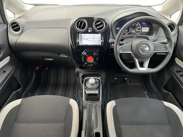 日産 ノート e－パワー X 福岡県 2017(平29)年 5.4万km ブリリアントシルバー 純正ナビ　/全周囲カメラ　/デジタルインナーミラー　/ステアリングスイッチ　/ドライブモードセレクト　/エマージェンシーブレーキ　/ＬＤＡ　/ＥＴＣ　/電格ミラー /スマートキー/プッシュスタート /前後コーナーセンサー