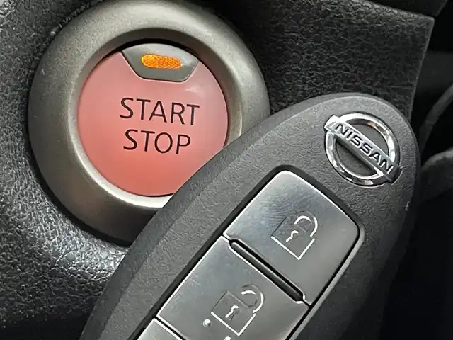 日産 ノート e－パワー X 福岡県 2017(平29)年 5.4万km ブリリアントシルバー 純正ナビ　/全周囲カメラ　/デジタルインナーミラー　/ステアリングスイッチ　/ドライブモードセレクト　/エマージェンシーブレーキ　/ＬＤＡ　/ＥＴＣ　/電格ミラー /スマートキー/プッシュスタート /前後コーナーセンサー