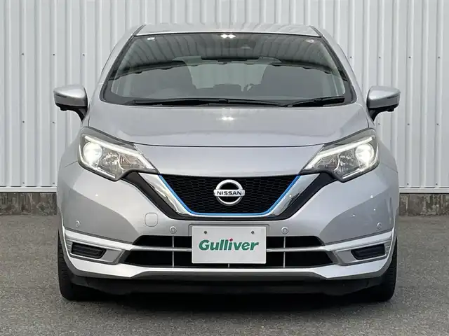日産 ノート e－パワー X 福岡県 2017(平29)年 5.4万km ブリリアントシルバー 純正ナビ　/全周囲カメラ　/デジタルインナーミラー　/ステアリングスイッチ　/ドライブモードセレクト　/エマージェンシーブレーキ　/ＬＤＡ　/ＥＴＣ　/電格ミラー /スマートキー/プッシュスタート /前後コーナーセンサー