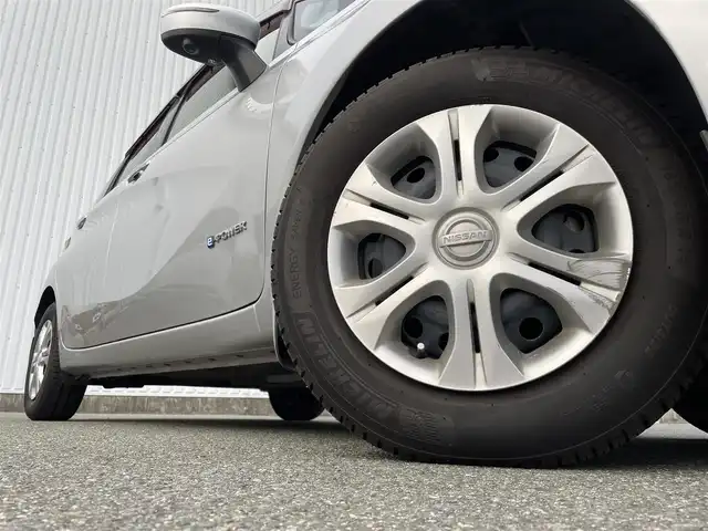 日産 ノート e－パワー X 福岡県 2017(平29)年 5.4万km ブリリアントシルバー 純正ナビ　/全周囲カメラ　/デジタルインナーミラー　/ステアリングスイッチ　/ドライブモードセレクト　/エマージェンシーブレーキ　/ＬＤＡ　/ＥＴＣ　/電格ミラー /スマートキー/プッシュスタート /前後コーナーセンサー
