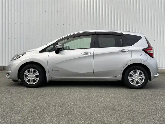 日産 ノート e－パワー X 福岡県 2017(平29)年 5.4万km ブリリアントシルバー 純正ナビ　/全周囲カメラ　/デジタルインナーミラー　/ステアリングスイッチ　/ドライブモードセレクト　/エマージェンシーブレーキ　/ＬＤＡ　/ＥＴＣ　/電格ミラー /スマートキー/プッシュスタート /前後コーナーセンサー