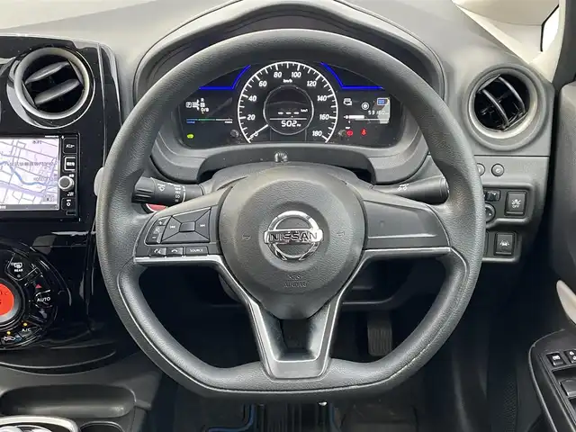 日産 ノート e－パワー X 福岡県 2017(平29)年 5.4万km ブリリアントシルバー 純正ナビ　/全周囲カメラ　/デジタルインナーミラー　/ステアリングスイッチ　/ドライブモードセレクト　/エマージェンシーブレーキ　/ＬＤＡ　/ＥＴＣ　/電格ミラー /スマートキー/プッシュスタート /前後コーナーセンサー