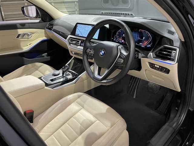 ＢＭＷ ３２０ｄ xDrive ツーリング 道央・札幌 2020(令2)年 5.2万km サファイアブラックP ハイラインパッケージ/・電動調整式ランバーサポート(D/N)/・ヴァーネスカレザーシート(ベージュ)/・ルーフレール(サテンアルミニウム)/プラスパッケージ/・アンビエントライト/・LEDフォグランプ/・ハイグロスブラックインテリアトリム/アダプティブLEDヘッドライト/ハイビームアシスタント/パーキングアシスト/パノラマビュー(全周囲カメラ)/PDC/パークディスタンスコントロール/オートマチックテールゲートオペレーション/スポーツレザーステアリングホイール/電動フロントシート/運転席メモリーシート/フロントシートヒーティング/ワイヤレスチャージング/BMWライブコックピット/・12.3インチマルチディスプレイメーターパネル/・10.25インチワイドコントロールディスプレイ/ドライビングアシストプロフェッショナル/・ACC/アクティブクルーズコントロール/・ステアリング&レーンコントロールアシスト/・レーンディパーチャーウォーニング/・衝突回避被害軽減ブレーキ/・クロストラフィックウォーニング/・トラフィックサインアシスト