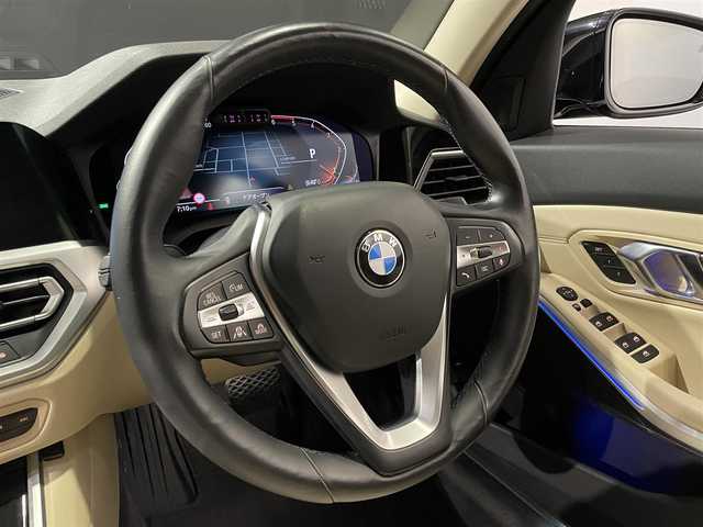 ＢＭＷ ３２０ｄ xDrive ツーリング 道央・札幌 2020(令2)年 5.2万km サファイアブラックP ハイラインパッケージ/・電動調整式ランバーサポート(D/N)/・ヴァーネスカレザーシート(ベージュ)/・ルーフレール(サテンアルミニウム)/プラスパッケージ/・アンビエントライト/・LEDフォグランプ/・ハイグロスブラックインテリアトリム/アダプティブLEDヘッドライト/ハイビームアシスタント/パーキングアシスト/パノラマビュー(全周囲カメラ)/PDC/パークディスタンスコントロール/オートマチックテールゲートオペレーション/スポーツレザーステアリングホイール/電動フロントシート/運転席メモリーシート/フロントシートヒーティング/ワイヤレスチャージング/BMWライブコックピット/・12.3インチマルチディスプレイメーターパネル/・10.25インチワイドコントロールディスプレイ/ドライビングアシストプロフェッショナル/・ACC/アクティブクルーズコントロール/・ステアリング&レーンコントロールアシスト/・レーンディパーチャーウォーニング/・衝突回避被害軽減ブレーキ/・クロストラフィックウォーニング/・トラフィックサインアシスト
