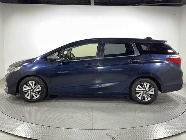 ホンダ シャトル ハイブリッド X 広島県 2016(平28)年 5.8万km ミッドナイトブルービームM 純正ナビ　/バックカメラ　/フルセグ　/レーダークルーズコントロール　/オートライト　/衝突軽減ブレーキ　/ＬＥＤヘッドランプ　/スマートキー　/ハーフレザーシート　/フォグランプ　/純正フロアマット　/横滑り防止　/ETC/純正15インチアルミキャップ（185/60/R15)/エアバック（運転席/助手席/サイド）