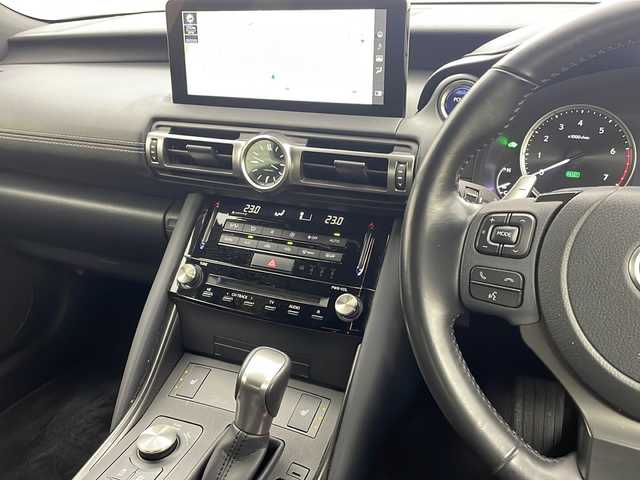 レクサス ＩＳ 300h 茨城県 2020(令2)年 1.4万km ソニッククォーツ 純正ナビ/・バックカメラ/・フルセグテレビ/・Bluetooth接続/・USB入力端子/MTモード付AT/ETC/クルーズコントロール/スマートキー/パワーシート/ドライブレコーダー/コーナーセンサー/ABS/レーンアシストキープ/横滑り防止装置/盗難防止装置/オートライト/パドルシフト/ブラインドスポットモニター/カードキー