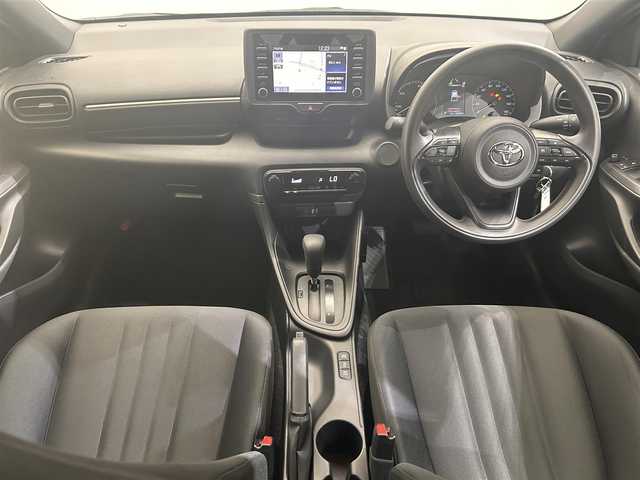 トヨタ ヤリス ハイブリッド X 愛媛県 2022(令4)年 1.9万km スーパーホワイトⅡ ・ナビ（ＢＴ・ａｐｐｌｅ　ｃａｒｐｌａｙ・ａｎｄｒｏｉｄ　ａｕｔｏ）/・バックカメラ　/・１００Ｖ充電　/・衝突軽減ブレーキ　　/・ＥＴＣ　/・前方ドラレコ　/・前後コーナーセンサー　/・オートマチックハイビーム