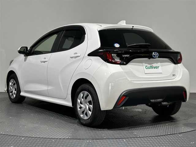 トヨタ ヤリス ハイブリッド X 愛媛県 2022(令4)年 1.9万km スーパーホワイトⅡ ・ナビ（ＢＴ・ａｐｐｌｅ　ｃａｒｐｌａｙ・ａｎｄｒｏｉｄ　ａｕｔｏ）/・バックカメラ　/・１００Ｖ充電　/・衝突軽減ブレーキ　　/・ＥＴＣ　/・前方ドラレコ　/・前後コーナーセンサー　/・オートマチックハイビーム